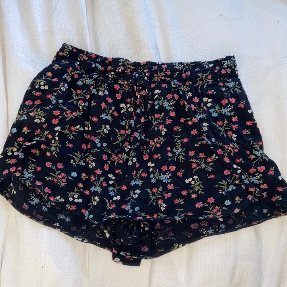 Navy floral flowy shorts